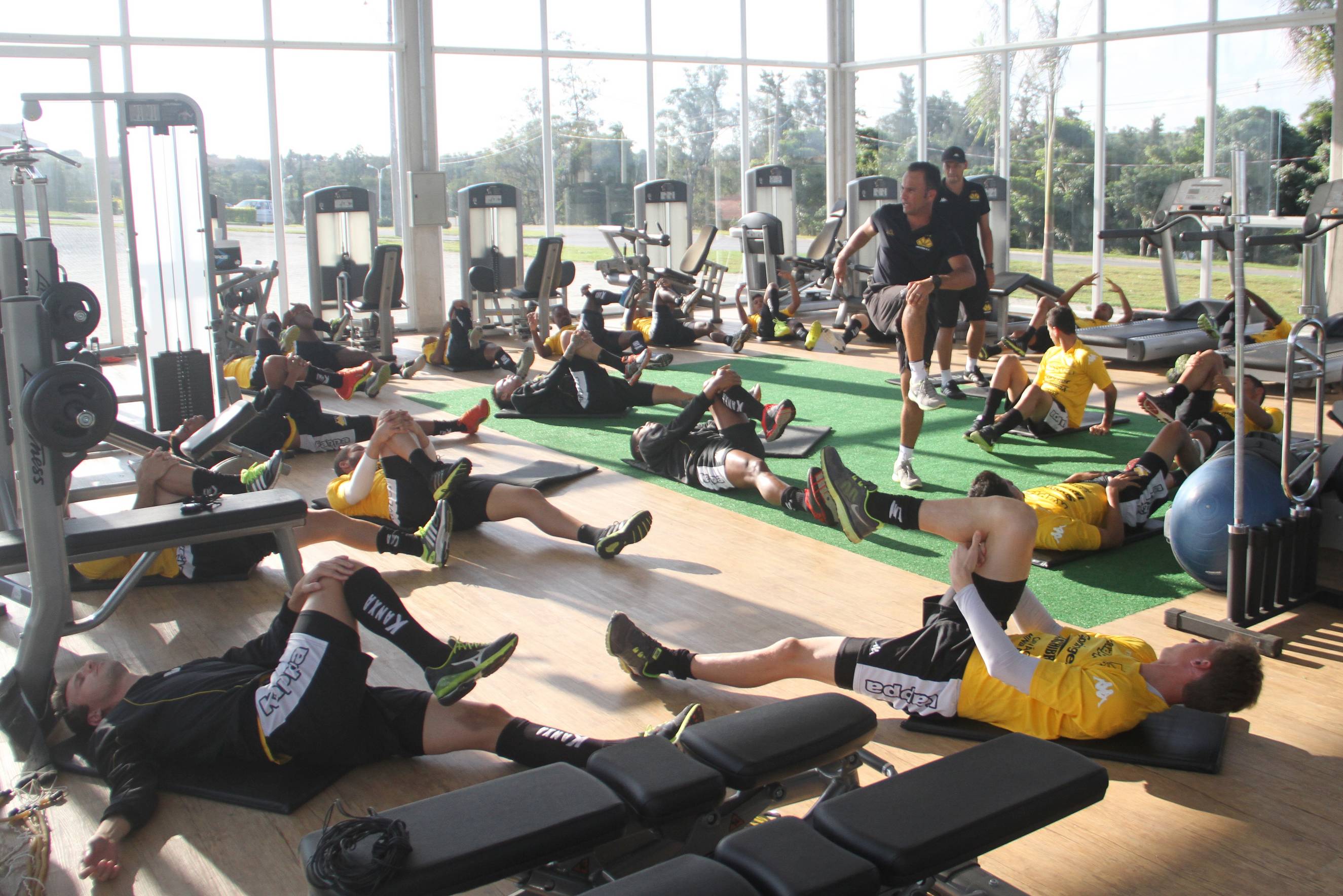 Trabalho de força e core na academia