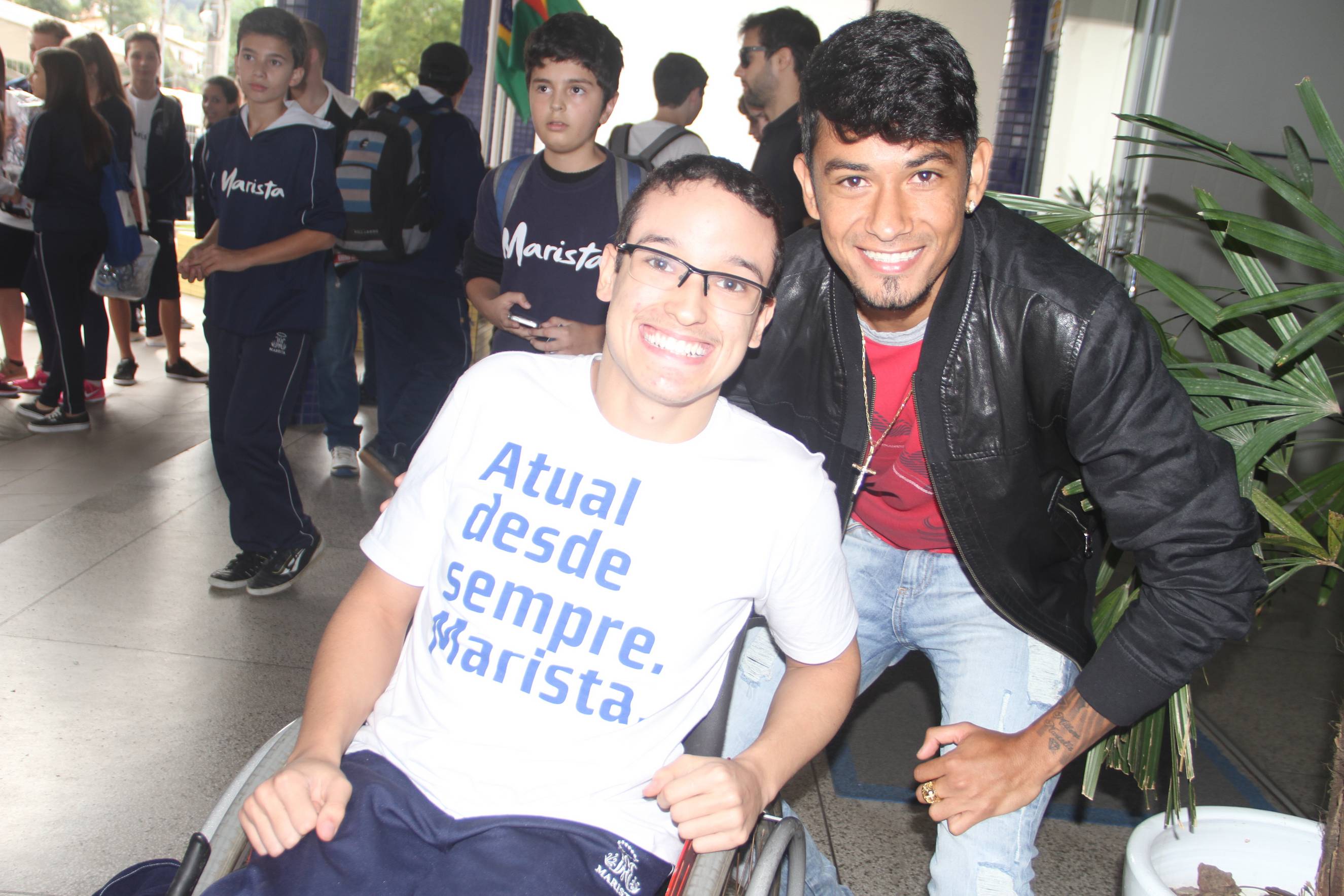 Jovem torcedora é surpreendida por jogador do Tigre