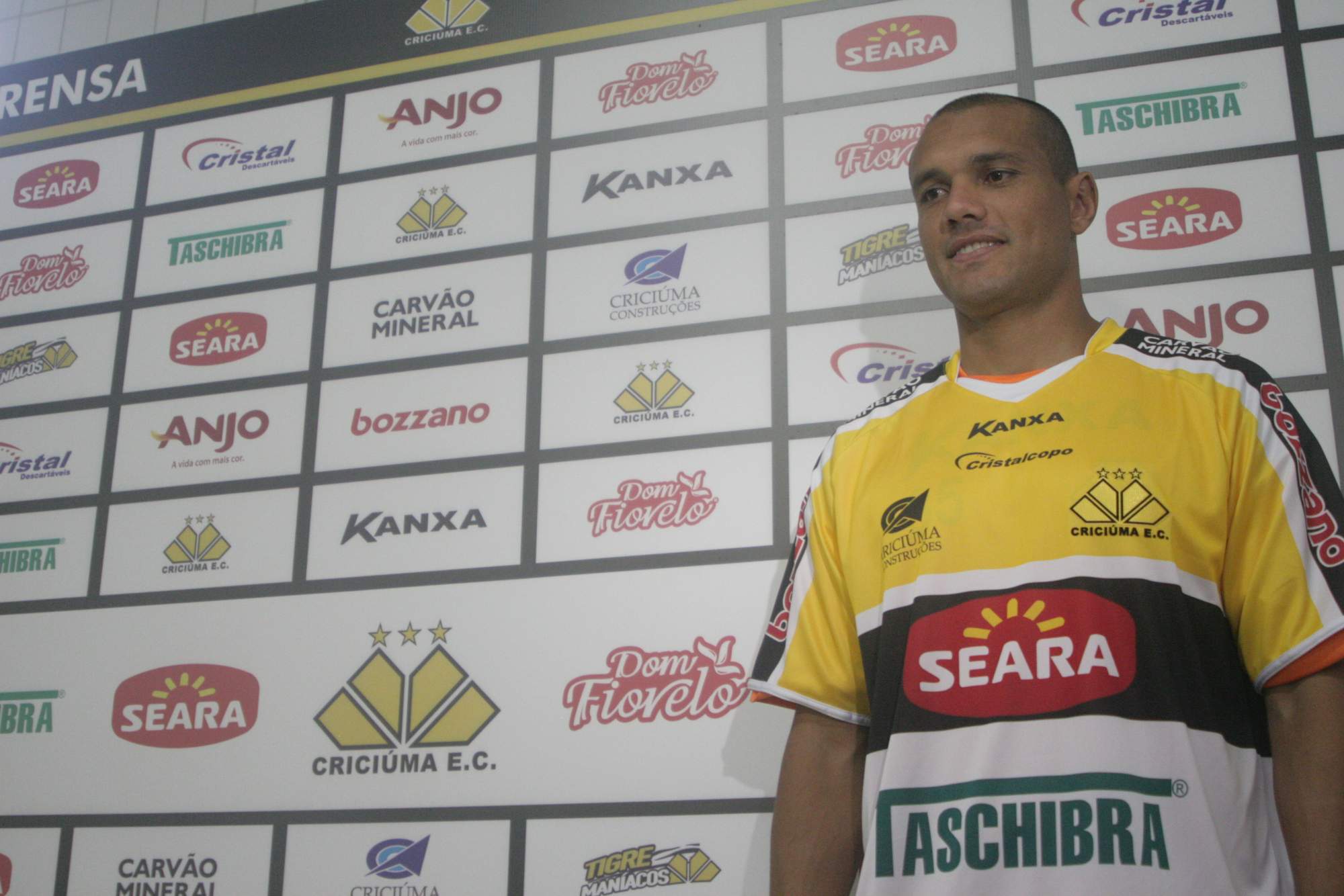 Tigre apresenta atacante goleador