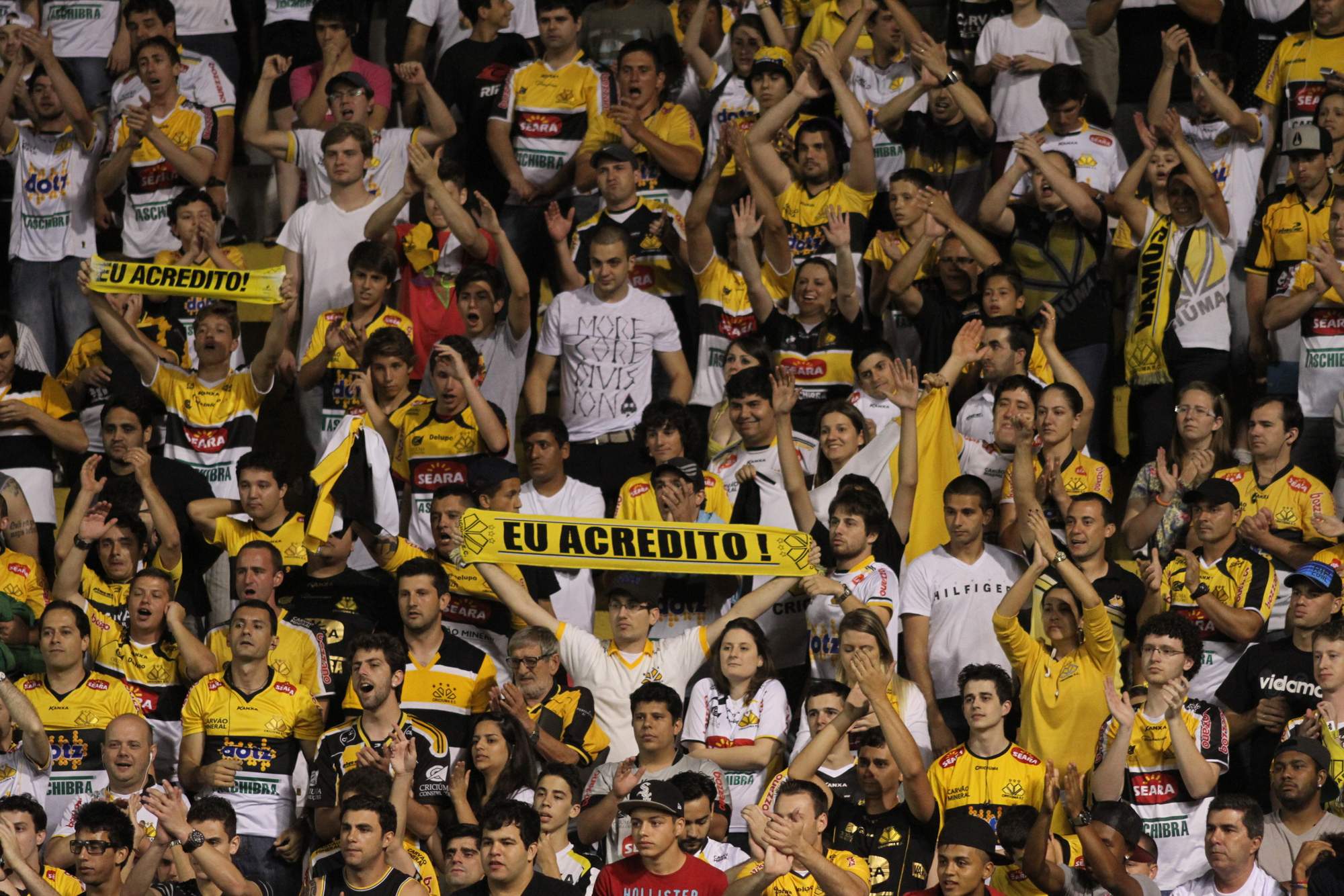 Torcida tricolor comemora vitória