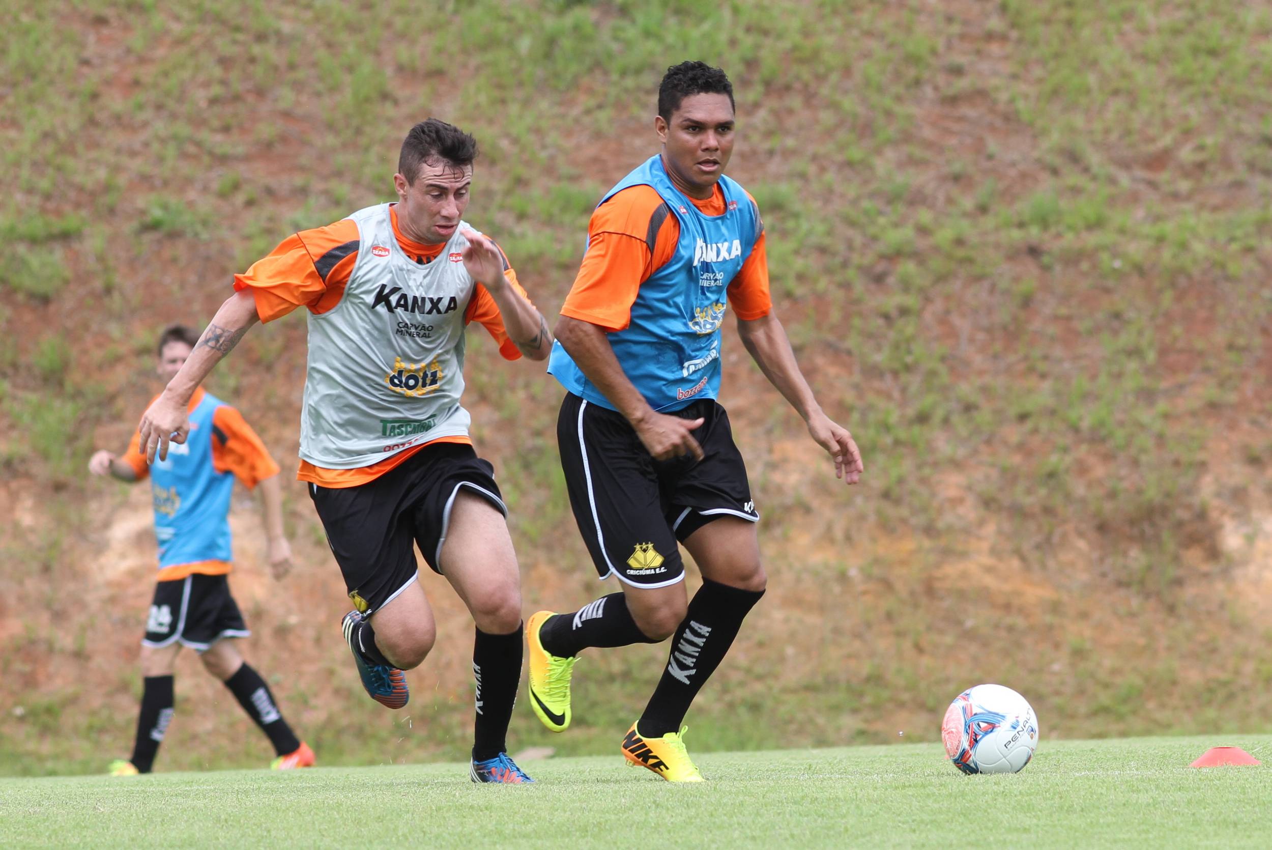 Com forte calor, Tigre realiza treino técnico tático
