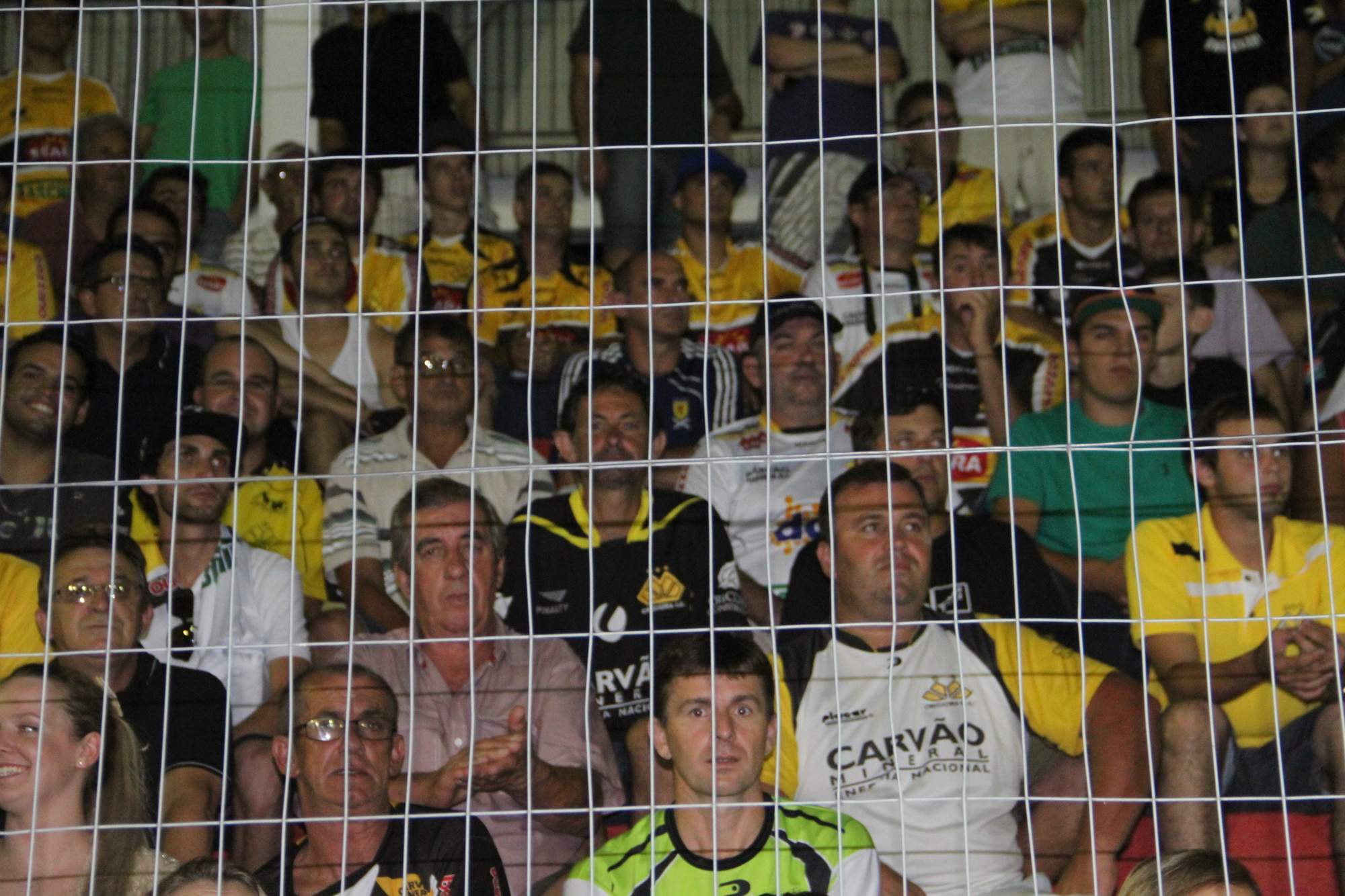 Torcida apoia o Tigre em jogo treino