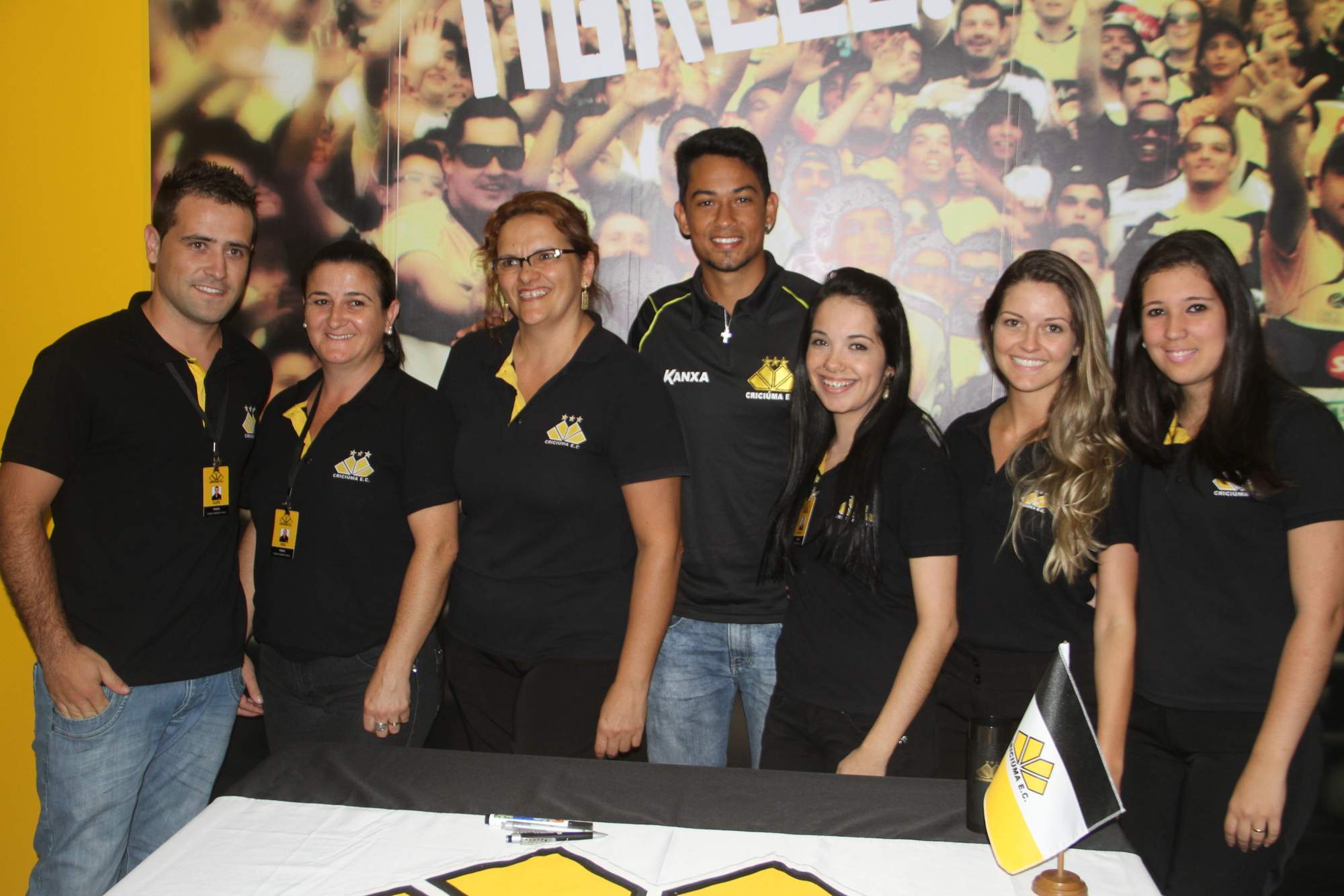 Torcedores animados com presença de Lucca