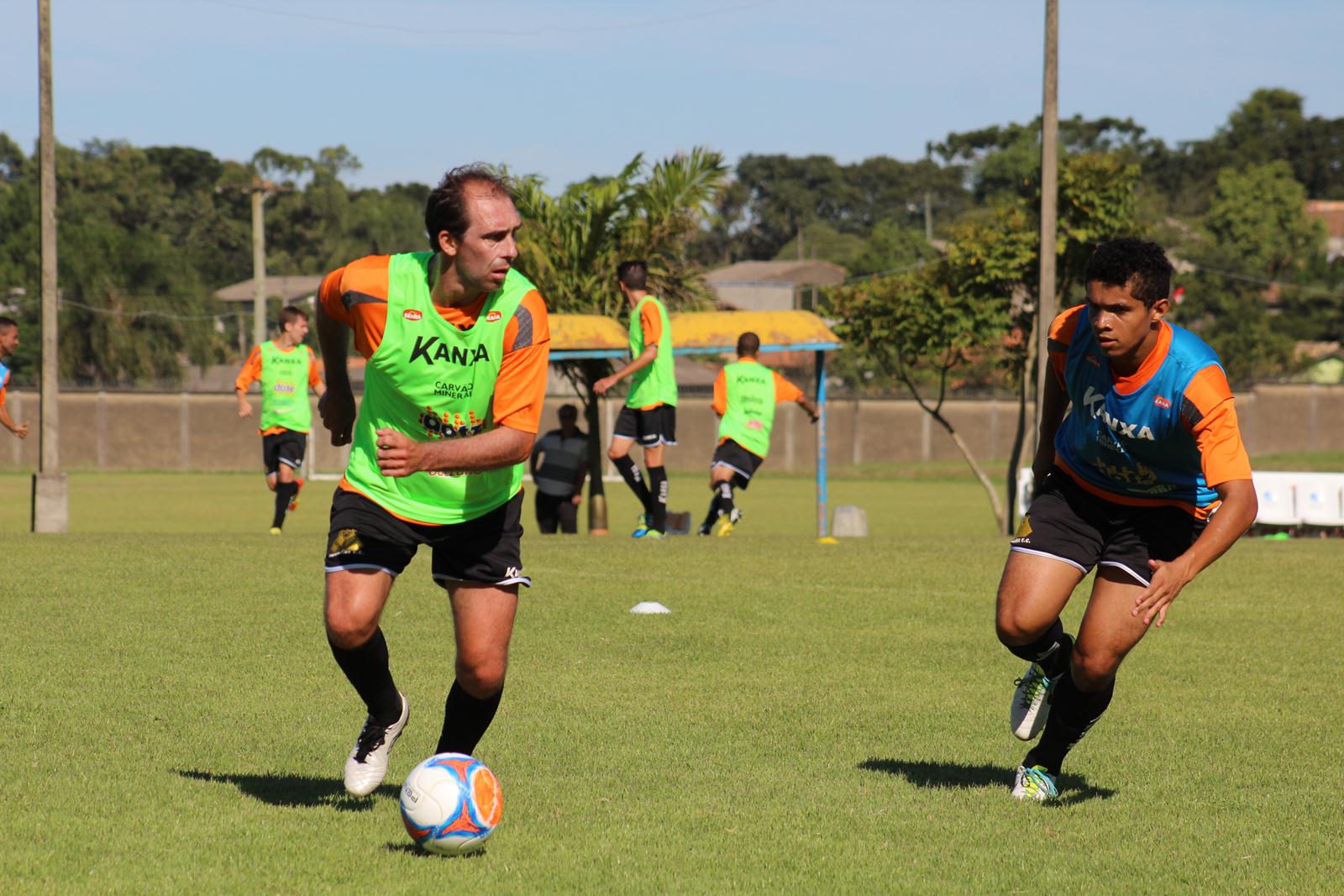 Tigre trabalha forte antes de jogo treino