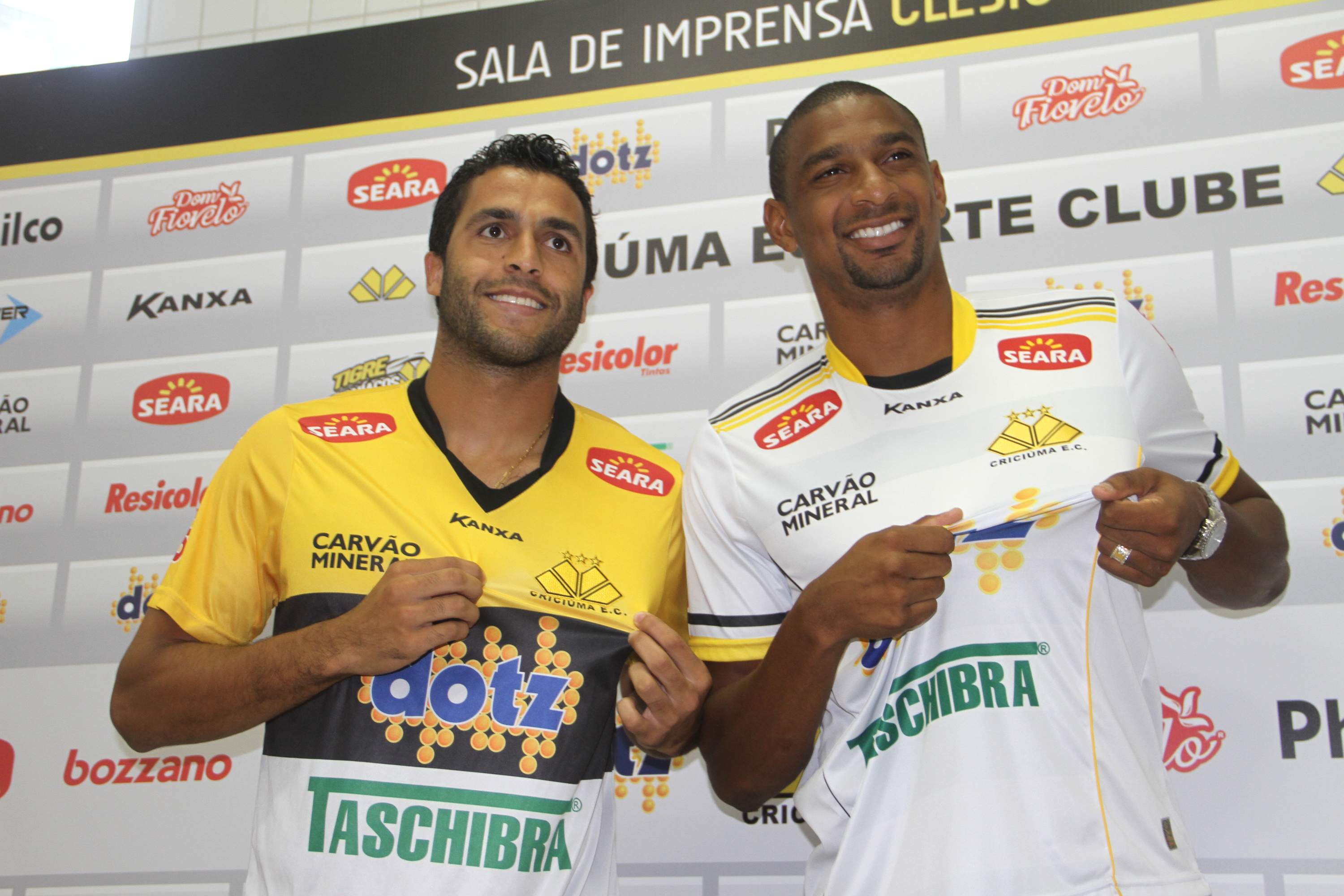 Tigre apresenta dupla de zagueiros