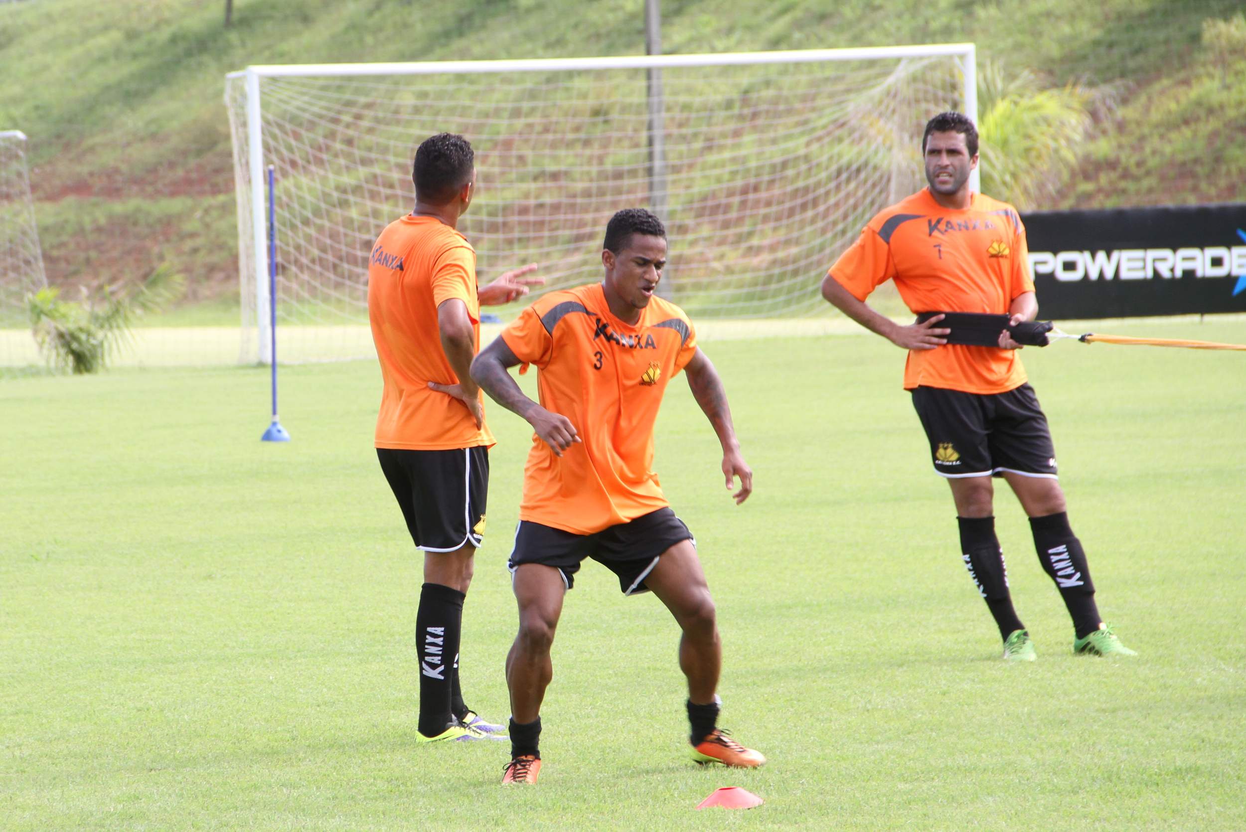 Atletas fazem trabalho físico