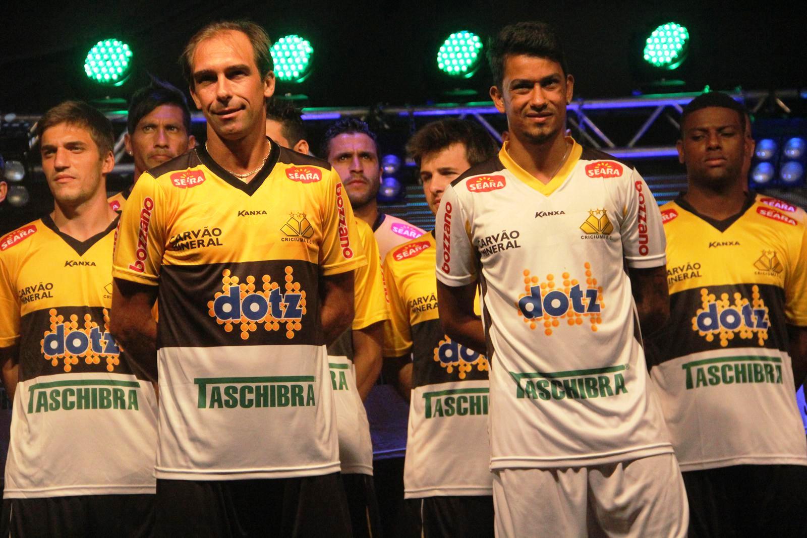 Tigre apresenta novos uniformes