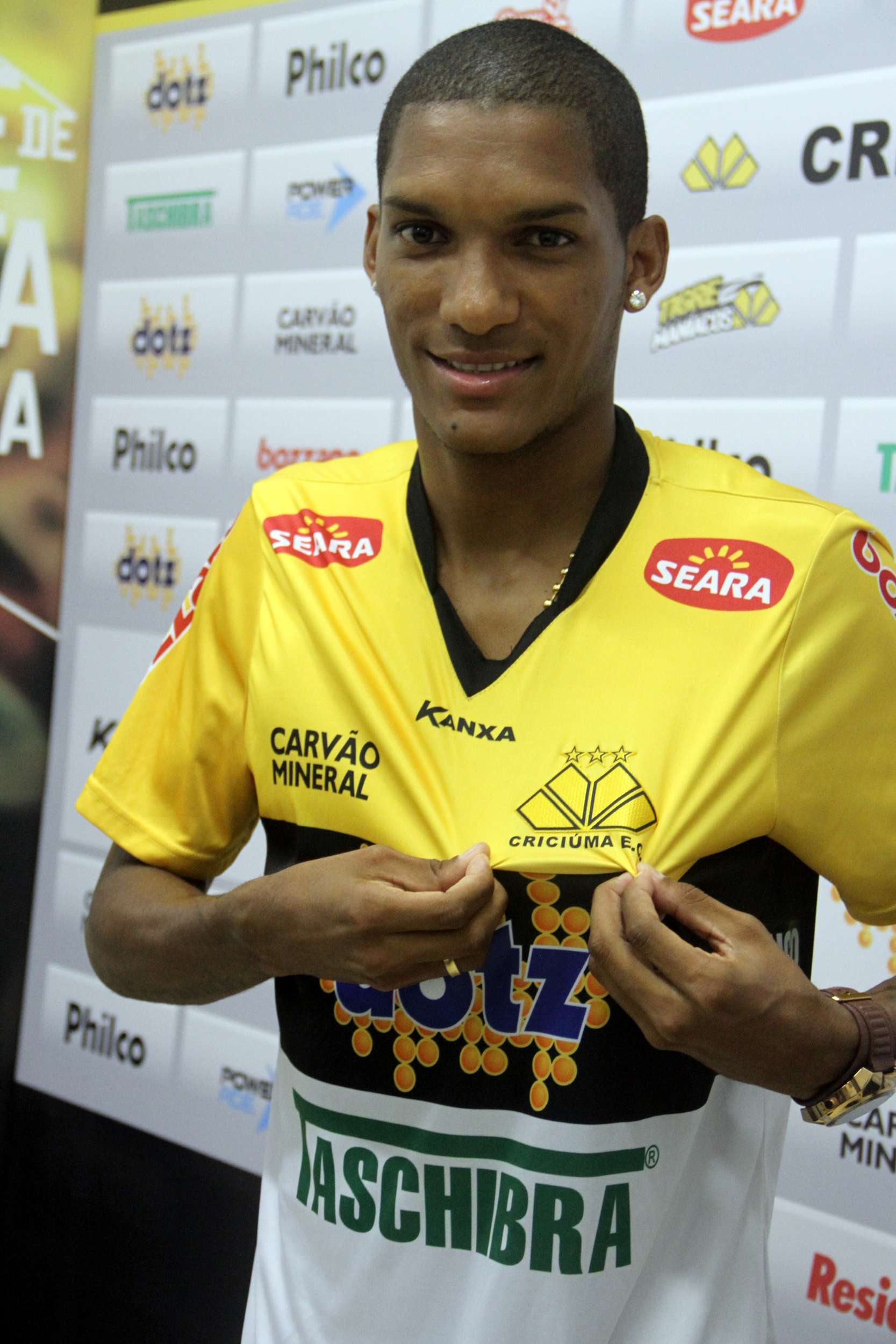 Criciúma apresenta Fernando Karanga