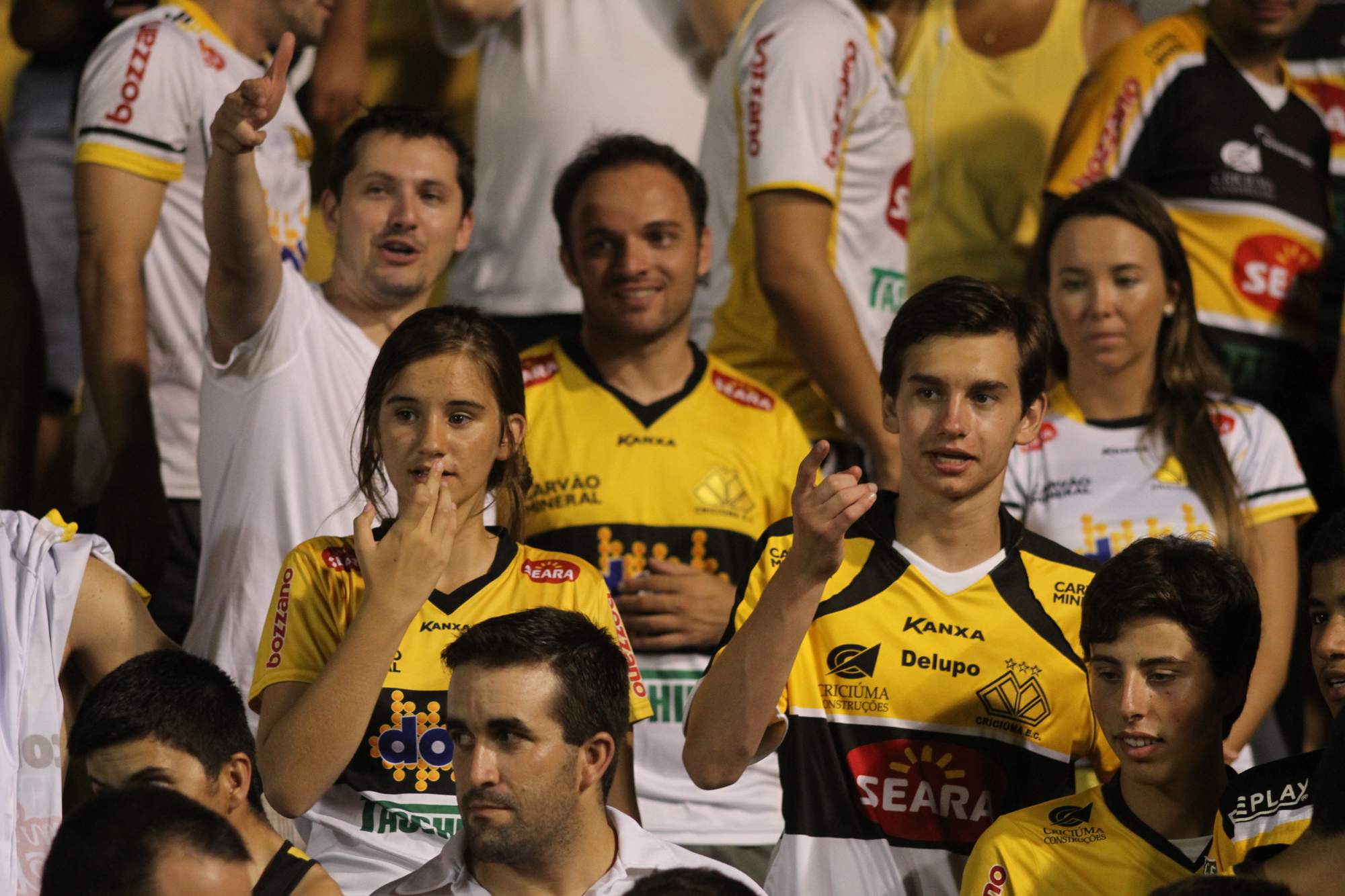 Torcida tricolor comemora vitória